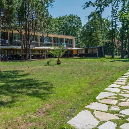 Queen Nelly Park Hotel