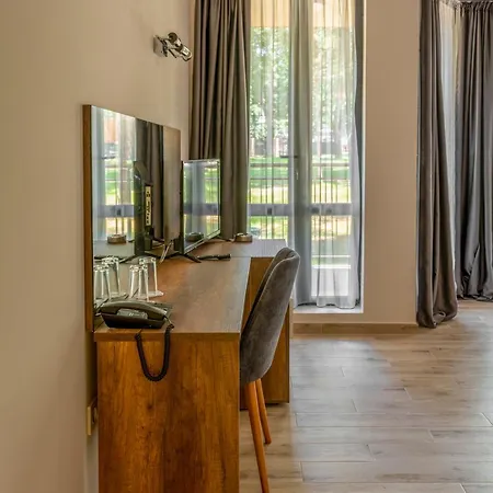 Queen Nelly Park Hotel 4*