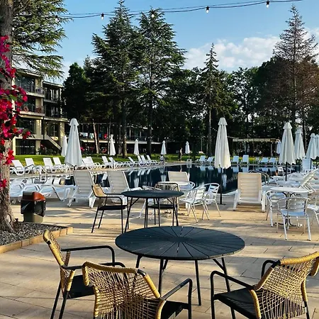 Queen Nelly Park Hotel