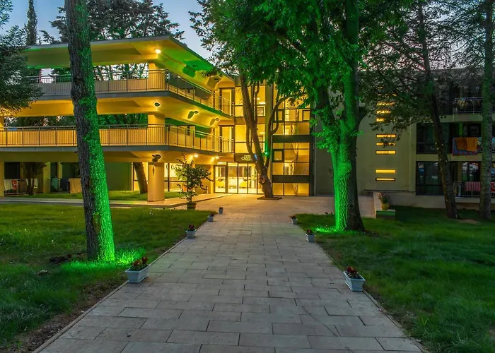 Queen Nelly Park فندق 4*