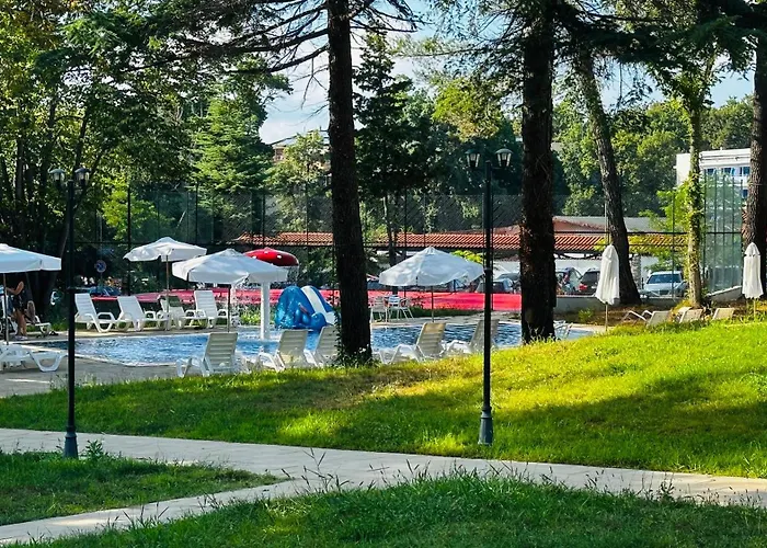 Queen Nelly Park فندق كيتن