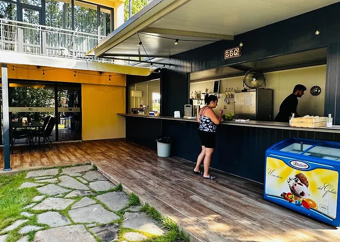 Queen Nelly Park فندق