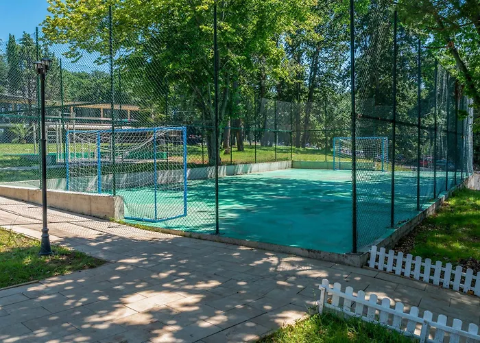 Queen Nelly Park فندق كيتن