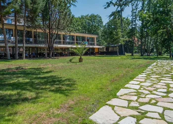 Queen Nelly Park Hotel