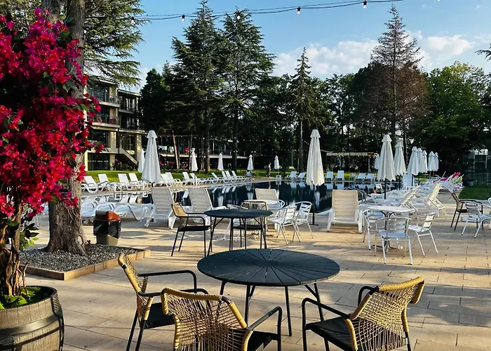 Queen Nelly Park فندق